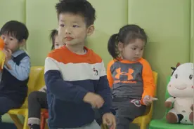 秋天别逼宝宝乱喝水，稍不小心，容易积食还伤脾图片