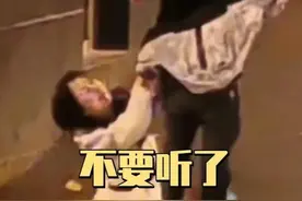贵州男子强行翻看女友聊天记录，女子跪地哀求，网友：脚踏两只船图片