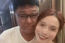 64岁姜育恒近况曝光！满脸皱纹模样大变，疑醉酒与美女合影引争议图片