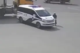 民警用警车挡车流护送老人过马路图片