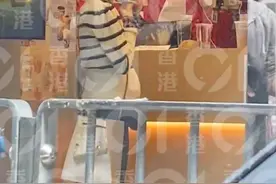 陈凯琳挺孕肚独自买奶茶，怀三胎后爱吃甜食，肚大如箩四肢仍纤细图片