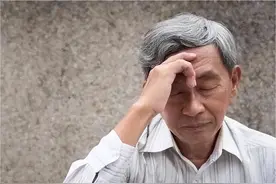 男子为和女友见面，骑在好友的肩膀上，全程被女孩的父亲拍摄下来图片