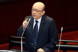 台湾绿营郭正亮，到底是蓝皮绿骨，还是绿皮蓝骨？图片