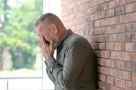 62岁雇主拒绝37岁女保姆投怀送抱，雇主：你的爱，太烧钱了图片