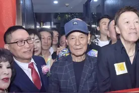 81岁陈惠敏深圳剪彩，两癌缠身眼无光失霸气，79岁陈欣健生龙活虎图片