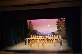 让地主恶霸永世不得翻身—上海芭蕾舞团《白毛女》观后感/徐景洲图片