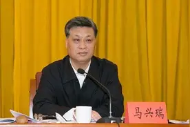 新疆维吾尔自治区有五位中央委员，一位中央候补委员图片