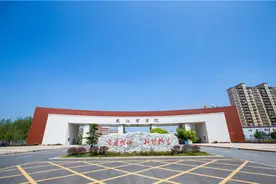 武汉商学院PK武汉工商学院，校名只有一字之差，网友：PK个寂寞图片