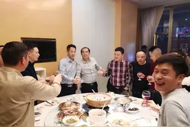 酒桌上轮到你说敬酒词，酒场老手：牢记这3句话，简单又实用图片