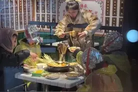 重庆一高校5名女生穿“生化服”吃螺蛳粉，被网友怼：这啥玩意？图片