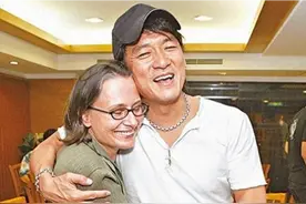 63岁周华健和外籍63岁老婆康粹兰同框，不像夫妻，更像母子图片
