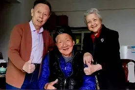 87岁的广东相声大师黄俊英不忍阔别舞台。图片