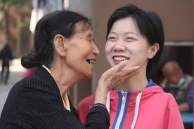 山西老太捡到独臂弃婴，收废品供她上学，25年后女孩考上硕士报恩图片