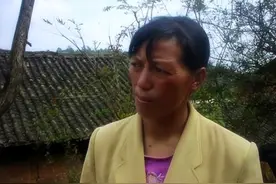 2004年，云南一妇女体内竟发现26根缝衣针，医生：1岁之前扎入的图片