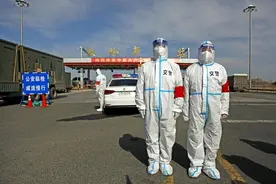 警察父子齐上阵，奋战一线共抗疫图片