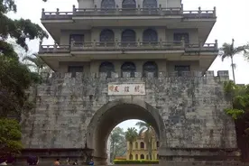西南要塞友谊关，先后使用3个名称，代表3个不同时期图片