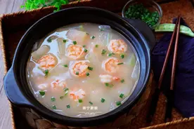 大鱼大肉吃腻了，试试这道快手海鲜汤，鲜香营养不油腻，太鲜了图片