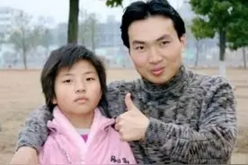 20年前，那个带着妹妹读大学，感动中国的洪战辉，如今怎么样了？图片