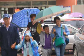 9岁男生在公共场合抱妈妈，妈妈配合抬腿引争议，网友：不检点图片