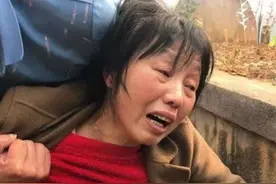 她23岁守寡未改嫁，35年后在丈夫坟前痛哭：我带儿子来看你了图片