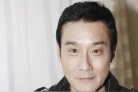 从摆地摊到千面影帝，梁家辉靠的是爱国和对“丑妻”的不离不弃图片