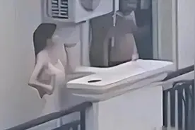 透视隐私：女子阳台打扑克事件引发争议，邻居行为遭网友炮轰！图片