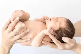 如何照顾新生儿？做到“三多、三勤、四不要”，娃睡得香长得好图片