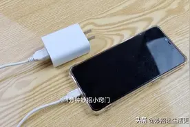 手机充电时，是先插手机还是先插电源？错误方法手机寿命缩短一半图片
