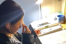 凌晨一点，高一女生含泪写作业，父亲：我又不能叫女儿不努力图片