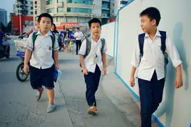 嫂子是自己的语文老师，小学生崩溃：放学仍逃不出她的“五指山”图片
