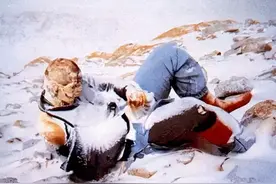 珠峰著名的遇难者，20年无人敢安葬成路标，为何不用直升机搬运？图片