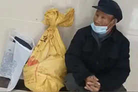 老人蹲在病房外望眼欲穿，网友：旁边还放着CT片，太令人心疼了图片