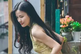 西湖偶遇美女：百花丛中过，片片也留情图片