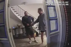 佩洛西丈夫保罗遇袭案现场视频曝光：歹徒当着警察的面挥锤砸向佩洛西丈夫图片