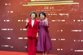 飞天奖众星云集：殷桃现场秀美背，闫妮罕露事业线，海霞惊艳全场图片