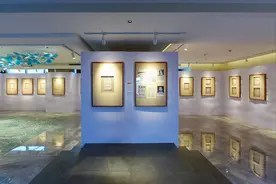 《新青年》《湘江评论》创刊号实物在此展示，“百年百刊，这一部关于党刊的历史令人震撼！”图片