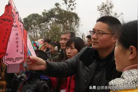 身穿黄斑大皮袄，住在林中满山跑，报告大王来到了（打一动物）图片