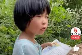 童话有卖火柴的小女孩，现实有坟头读书的小女孩，懂事的全网泪目图片