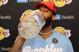 NBA巨人喝水有多猛？庄神拿桶装水喝，奥尼尔将矿泉水喝成口服液图片