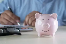 60岁老人每月养老金2000元，还有20万存款，能享受人生了吗？图片