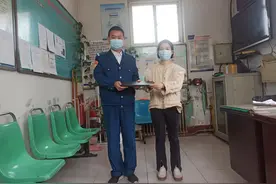 大学生公交车上遗落笔记本电脑  车长发现及时归还图片