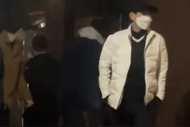 EXO边伯贤吴世勋机场照，忙内提LV蒙面难遮盛世美颜，二人真瘦了图片