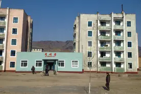 我在朝鲜当地的商店里买烟《我从非洲安哥拉到朝鲜86》图片