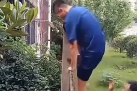 湖南湘潭 一位老人爬扶梯时不慎跌落无法动弹，消防员翻墙救人图片