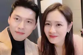 玄彬孙艺珍牵手散步：两人穿情侣鞋出行，挽手背影好甜蜜图片