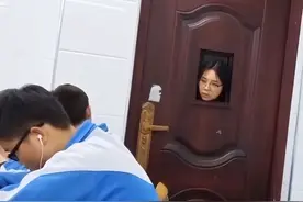 班主任直接坐教室里办公？老师：感动不？学生：不敢动！图片