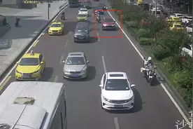 急！喷漆工人大面积烧伤 渝警骁骑4分钟护送到医院救治图片