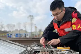 交广会客厅｜列车“眼睛医生”守护铁路安全通畅—中国铁路成都局达州电务段信号工：任锶禹图片