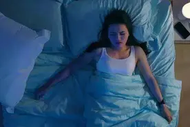 睡觉时大脑是清醒的，想起来却怎么也起不来，到底是怎么回事？图片