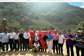 电影《天宝》在川火热拍摄 四川文艺家探班送祝福图片